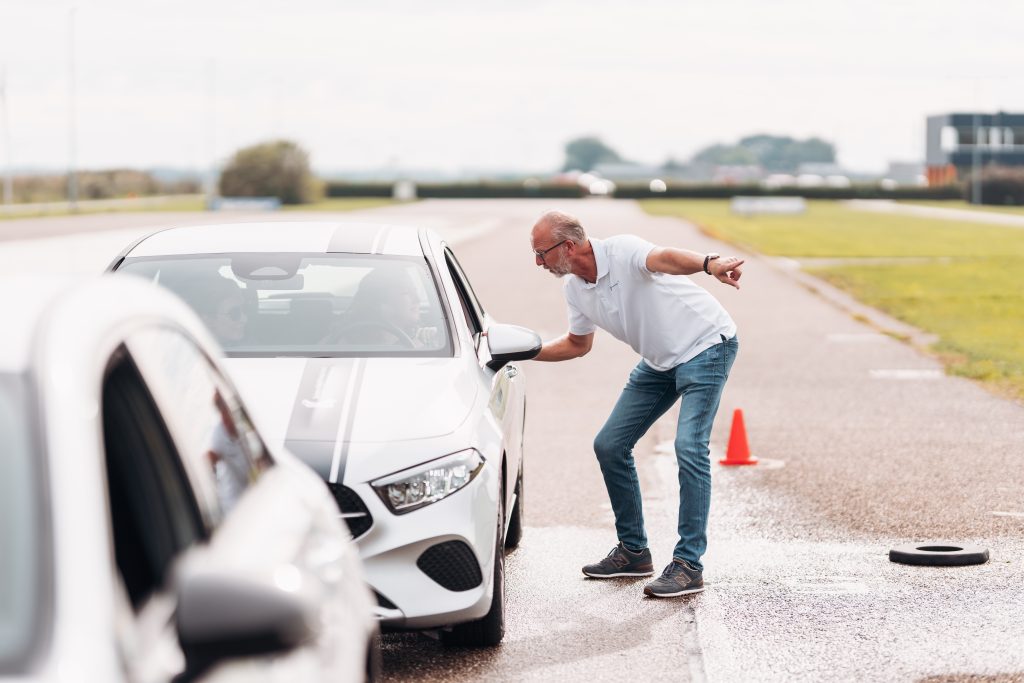 Zo zet een rijvaardigheidstraining op de baan zich om naar veiliger rijden op de openbare weg 
